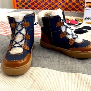 Like new old navy toddler boy size 9 boots! Great for snow and winter time!